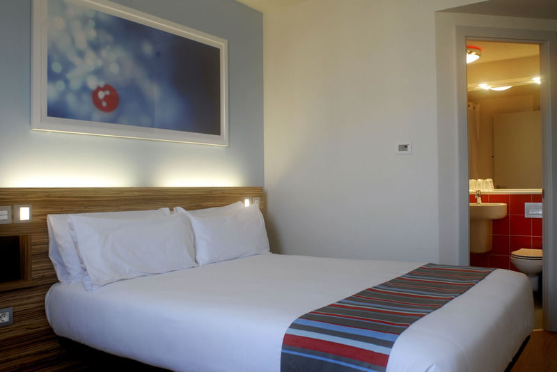 Travelodge London Central City Road Екстер'єр фото